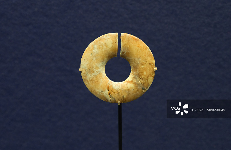 玉玦 新石器时代凌家滩文化晚期 北京故宫博物院文华殿“文明先锋-凌家滩文化玉器展”图片素材