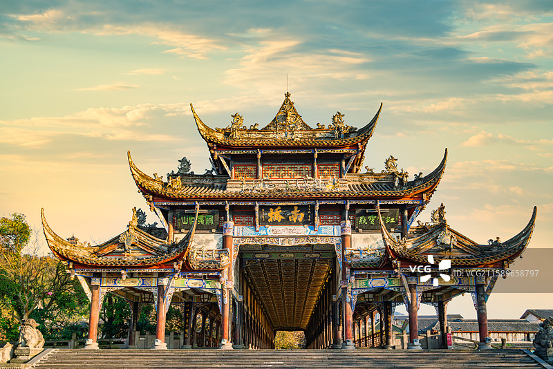 中国四川成都都江堰景区南桥古建筑图片素材