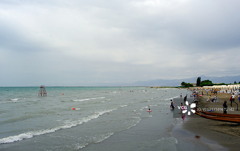 夏日新疆巴音郭楞和硕县博斯腾湖天空湖水建筑快艇飞鸟风景图片素材