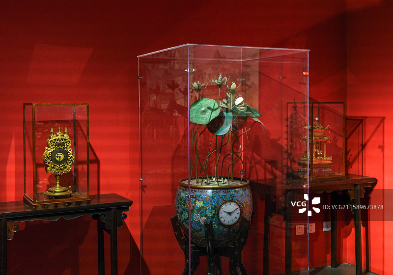 铜镀金珐琅荷花缸钟 清代 清宫造办处 北京故宫博物院钟表馆（奉先殿）图片素材