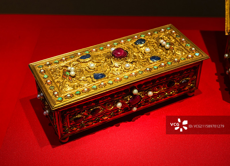 金嵌珍珠宝石藏经匣 清·乾隆 北京故宫博物院珍宝馆金银类器物图片素材
