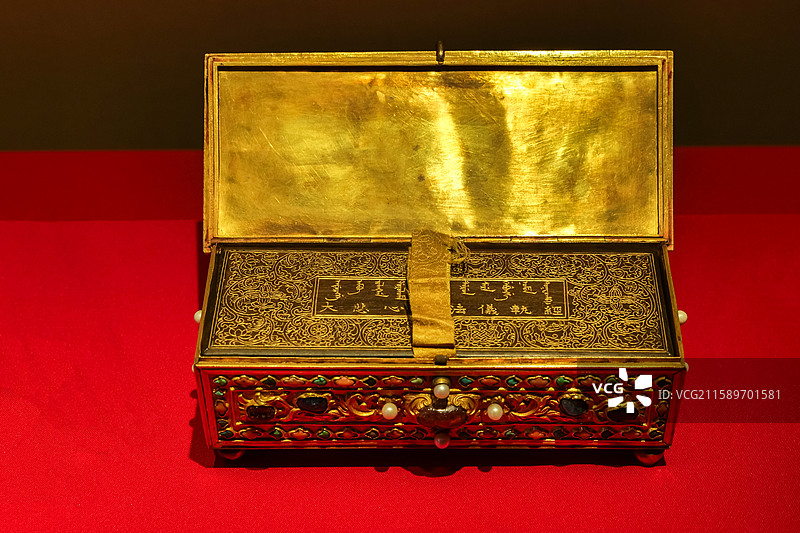 金嵌珍珠宝石藏经匣 清·乾隆 北京故宫博物院珍宝馆金银类器物图片素材