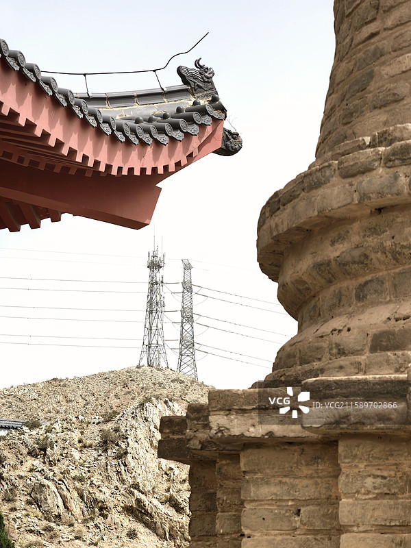 现代电塔与古塔的对话图片素材