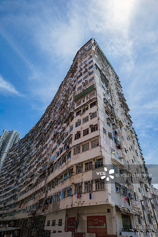 香港港岛鲗鱼涌英皇道怪兽大厦拥挤都市街景图片素材