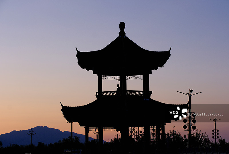 夏日新疆巴音郭楞和硕县特吾里克镇和硕滨河公园朝晖亭子逆光剪影图片素材