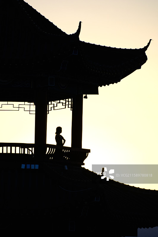 夏日新疆巴音郭楞和硕县特吾里克镇和硕滨河公园朝晖亭子逆光剪影图片素材