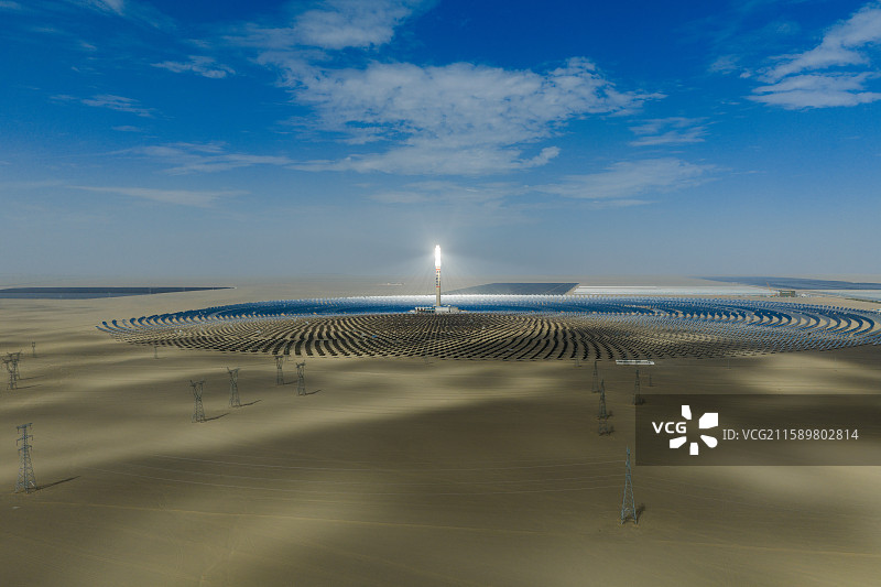 沙漠戈壁滩上的光伏发电图片素材