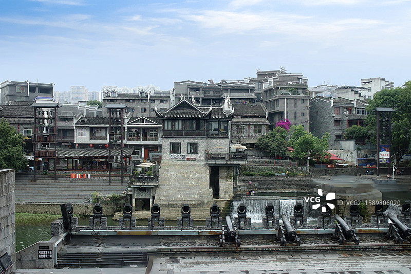 湖南乾州古城景区三门开城楼对面的建筑群图片素材