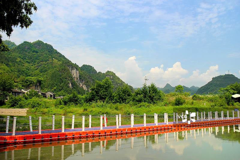 重庆洪安古镇依山傍水，绿树成荫。清江河（清水河是酉水河的一条支流，流经洪安镇）碧波荡漾，风光如画。图片素材