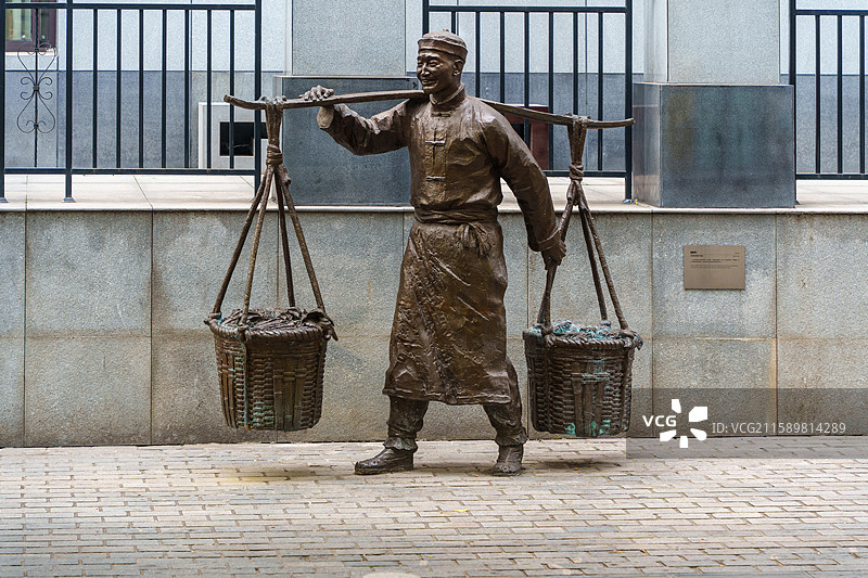 湖北省武汉昙华林历史文化街区内的近代挑夫形象塑像图片素材