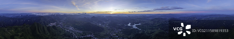 贵州 遵义市 桐梓县 九坝 岩溶地貌 湖 水面 朝霞 日出 避暑圣地 风景 航拍视角图片素材