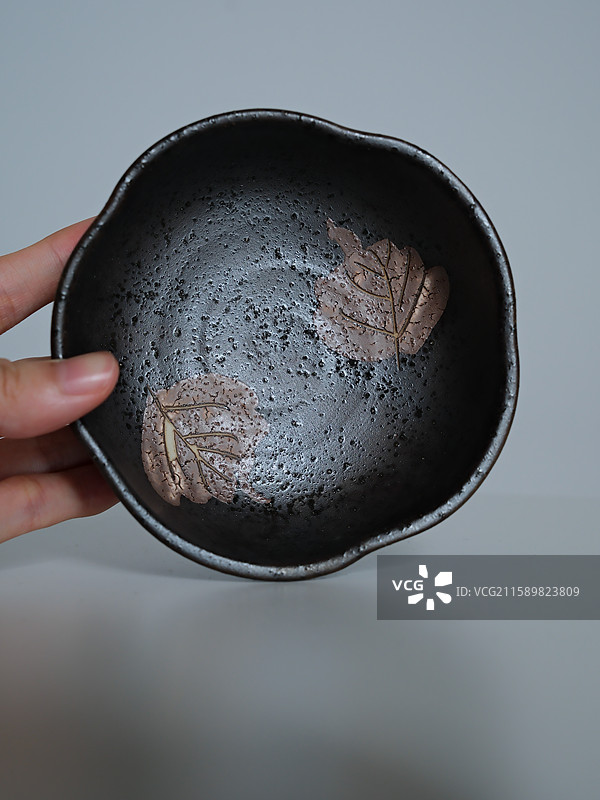 枫叶侘寂风茶碗图片素材