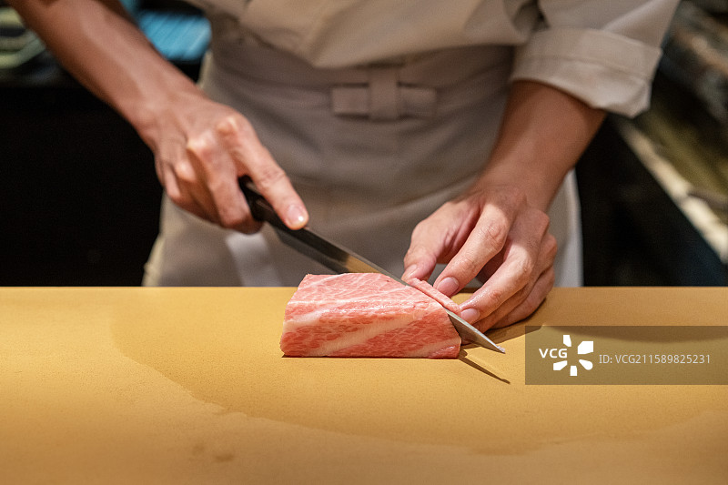 厨师切割金枪鱼大腹刺身图片素材