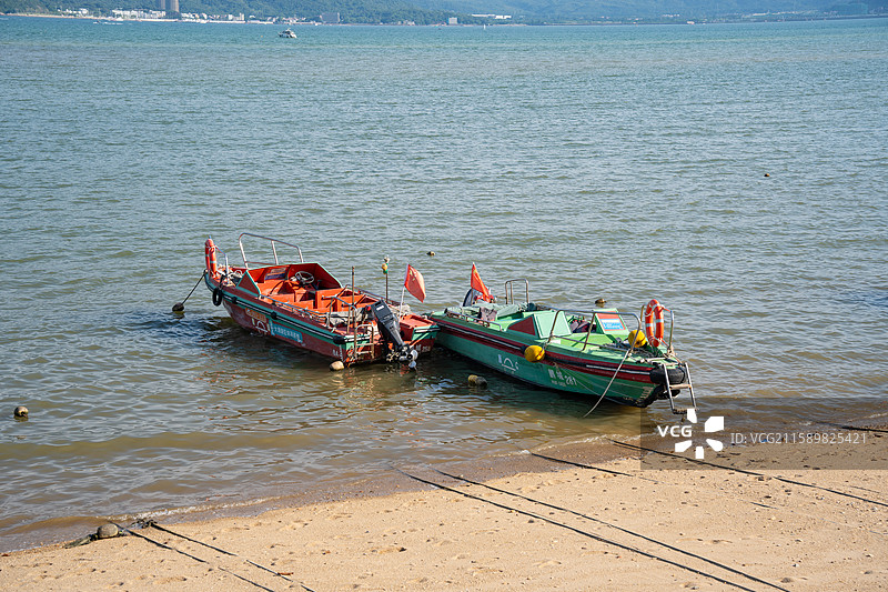 停在深圳较场尾海边沙滩上的游艇快船图片素材