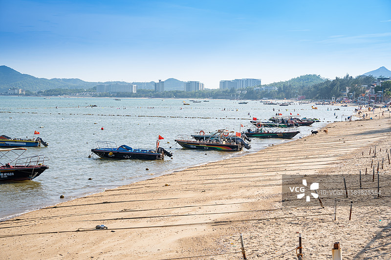 停在深圳较场尾海边沙滩上的游艇快船图片素材