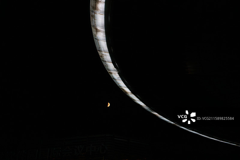 北京海淀区中关村软件园广场建筑与月亮图片素材