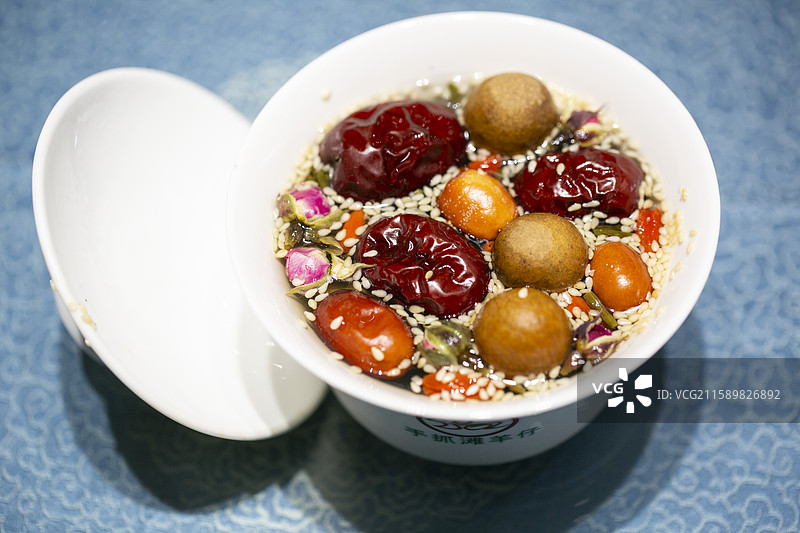 宁夏传统茶饮八宝茶盖碗茶三泡台图片素材