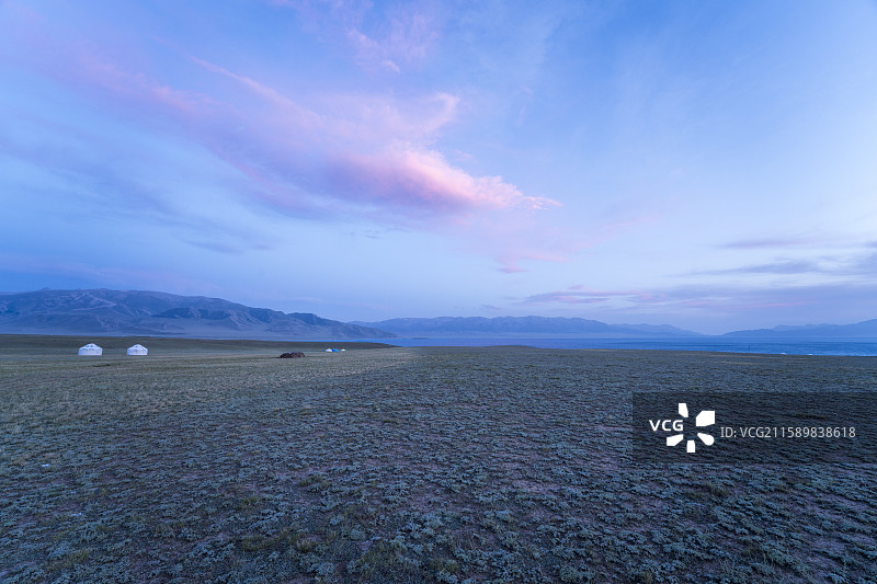 赛里木湖落日毡房图片素材