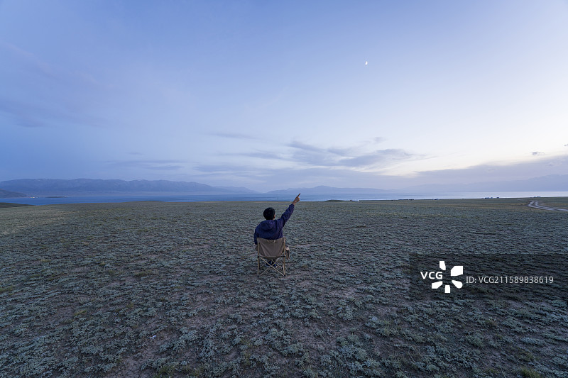 草原仰望月色图片素材