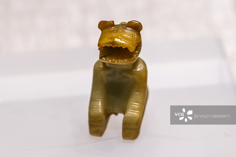 玉虎形跽坐人（西周）河南博物院藏 1997年鹿邑县太清宫镇长子口墓出土图片素材