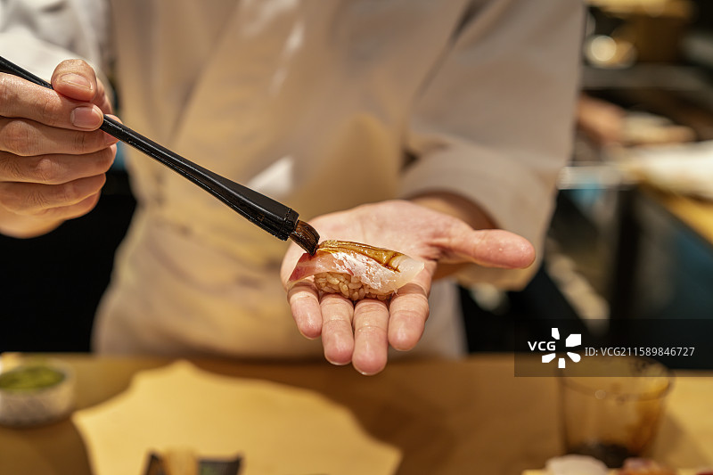 厨师在准备生鱼片寿司图片素材