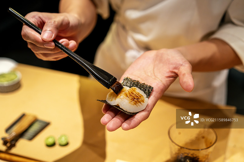厨师在准备生鱼片寿司图片素材