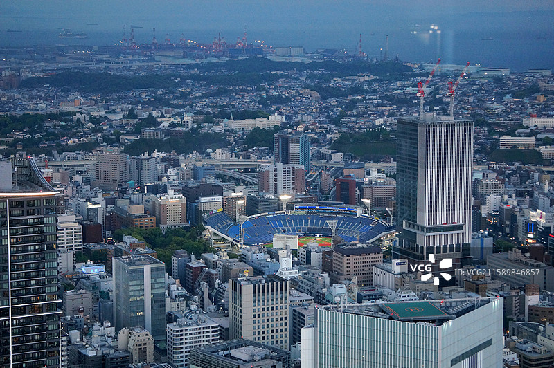 日本神奈川县横滨市，从横滨地标大厦眺望横滨市区图片素材