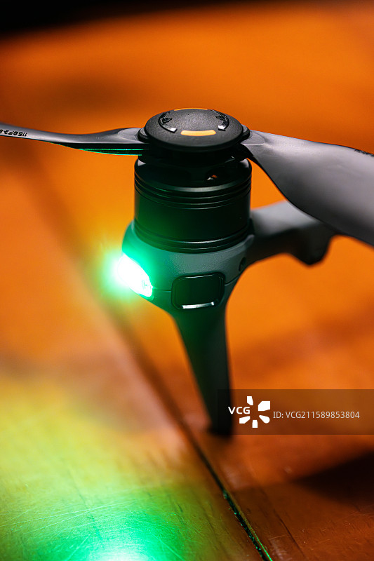 大疆御4p无人机 激光雷达避障 DJI Mavic 4 Pro 三摄像头四旋翼无人机 哈苏镜头图片素材