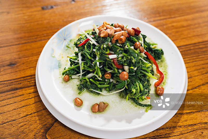 静物影棚摄影中国特色美食街头小吃凉拌野菜青菜菠菜，夏日解暑饮食图片素材