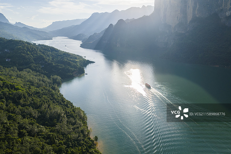 湖北建始清江蝴蝶崖江上游船图片素材