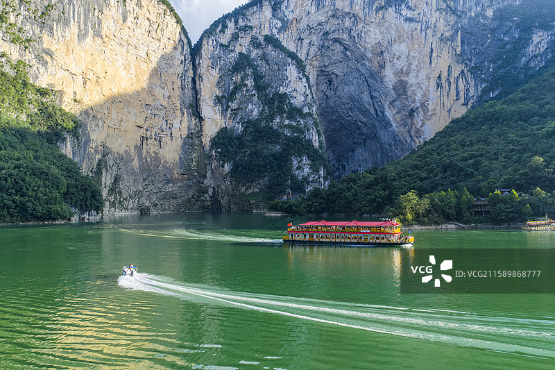 湖北建始清江蝴蝶崖江上游船图片素材