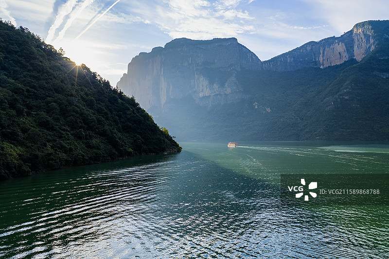 湖北建始清江蝴蝶崖江上游船图片素材