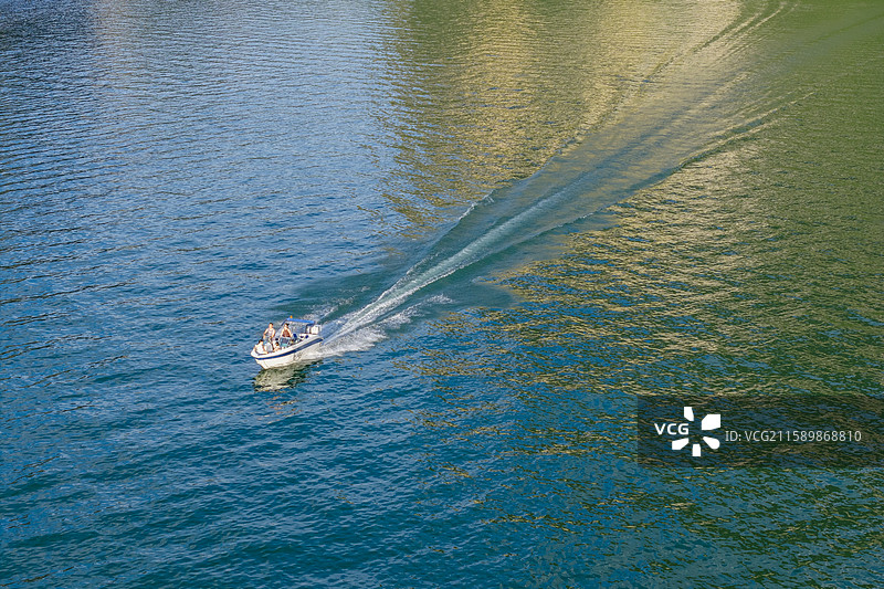 湖北建始清江蝴蝶崖江上游船图片素材