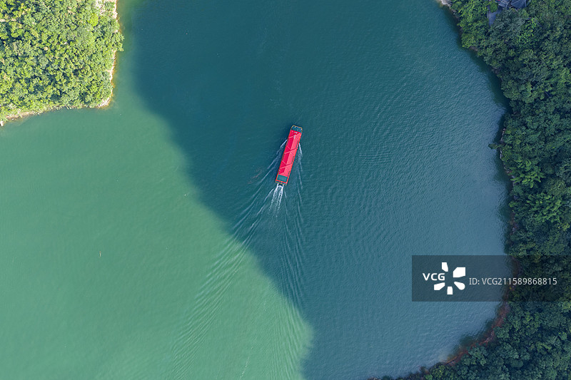 湖北建始清江蝴蝶崖江上游船图片素材