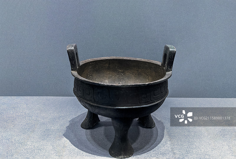 内蒙古博物院：铜鼎（秦，鄂尔多斯市准格尔旗瓦尔吐沟墓葬出土，内蒙古博物院藏；三级文物）图片素材
