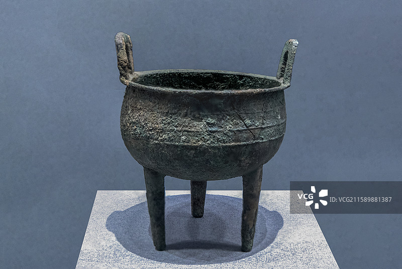 内蒙古博物院：凸旋纹双耳铜鼎（战国，赤峰市宁城县南山根墓葬出土，内蒙古博物院藏；三级文物）图片素材