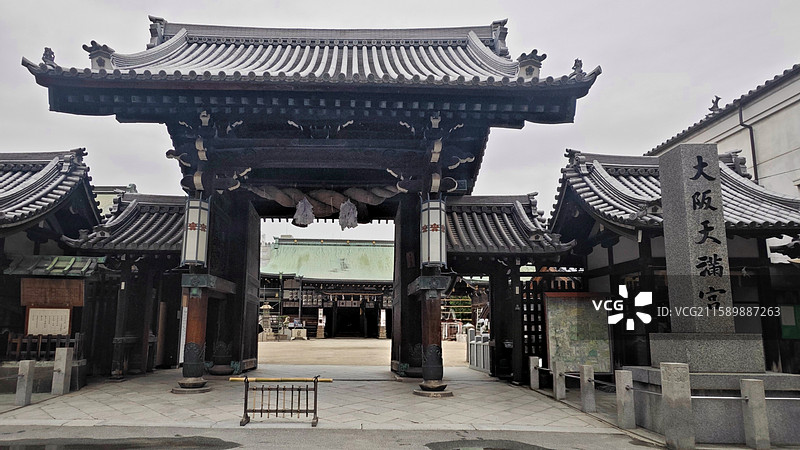 大阪天满宫建于 949 年，供奉学识之神菅原道真，建筑具传统韵味，每年举办的天神祭是日本三大祭典之一图片素材