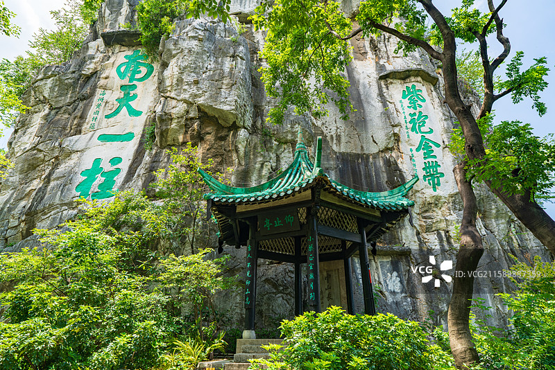 桂林靖江王府独秀峰下的仰止亭图片素材