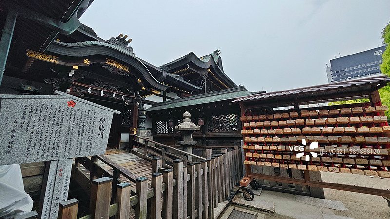 大阪天满宫建于 949 年，供奉学识之神菅原道真，建筑具传统韵味，每年举办的天神祭是日本三大祭典之一图片素材