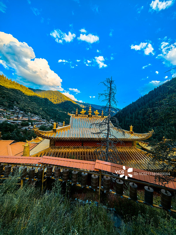 金顶寺院与山川同框，把藏地的神圣庄严与自然的雄浑壮阔揉成画图片素材