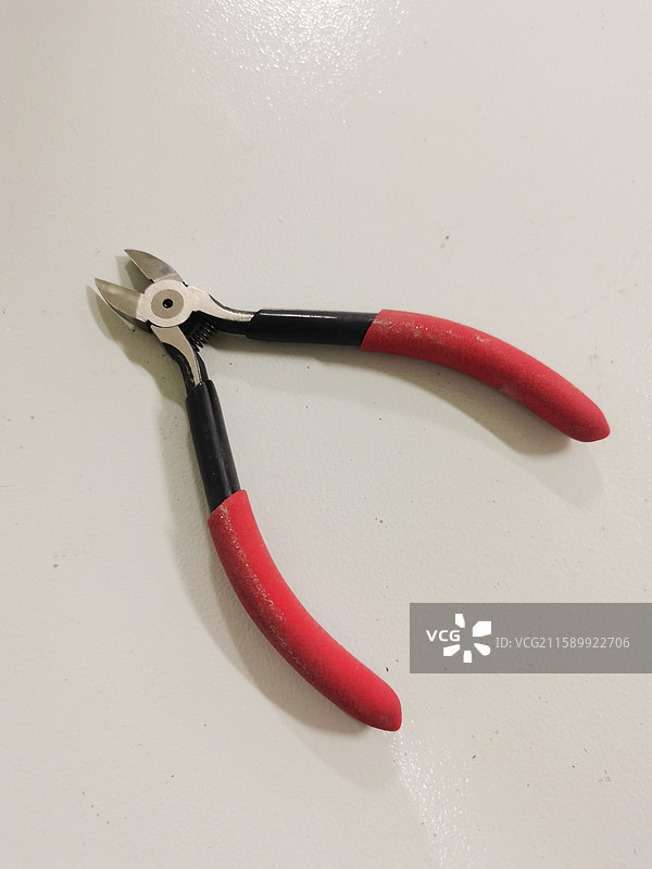 一把红色的斜口钳图片素材