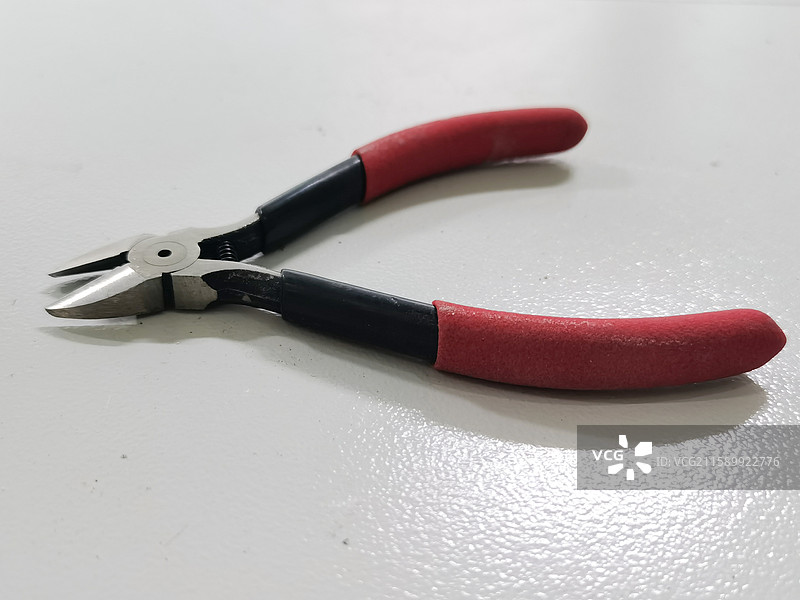 一把红色的斜口钳图片素材