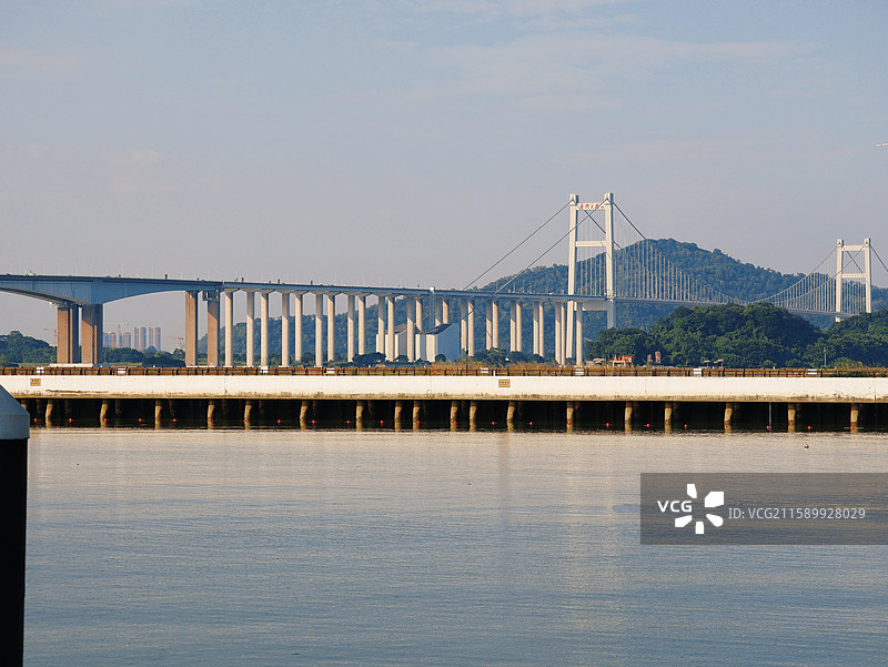 广州南沙区狮子洋海面上的虎门大桥图片素材