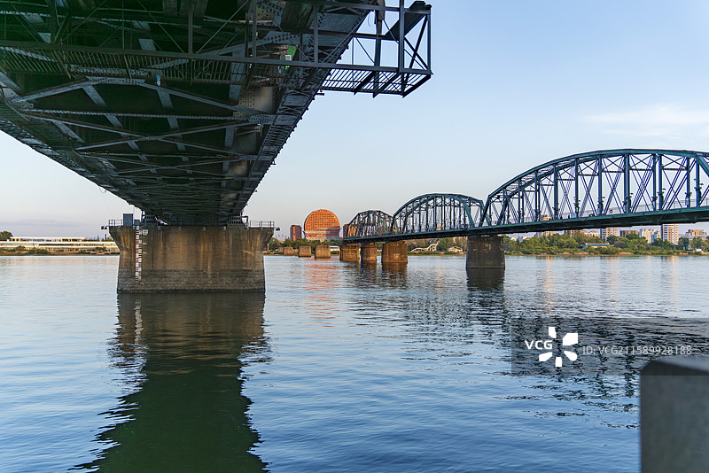 中朝友谊桥与鸭绿江断桥图片素材