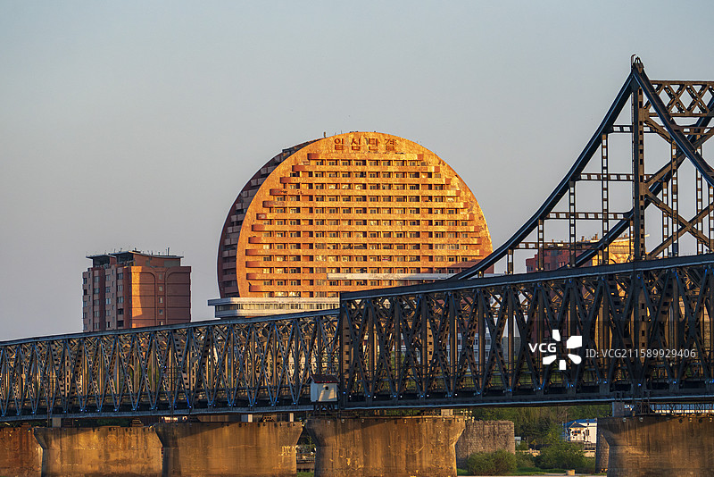 中朝友谊桥与朝鲜新义州金太阳酒店图片素材