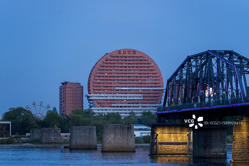 鸭绿江断桥与对岸新义州金太阳酒店图片素材