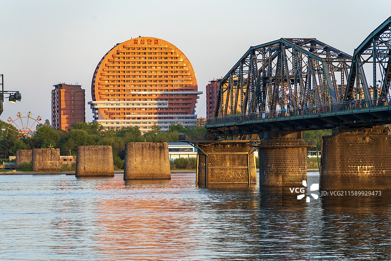 鸭绿江断桥与对岸新义州金太阳酒店图片素材