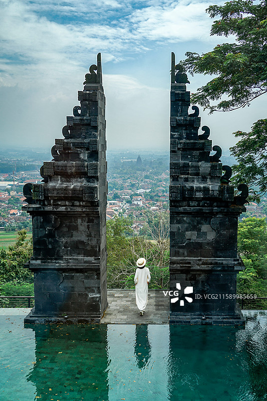 印度尼西亚日惹Candi Hari餐厅观景台和远处的普兰巴南Prambanan图片素材