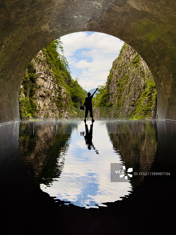 隧道的镜像之旅图片素材