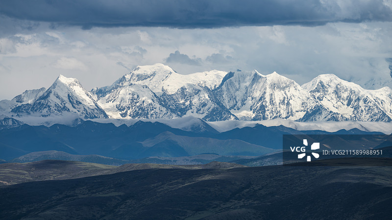 中国四川甘孜州高尔寺贡嘎雪山风光图片素材